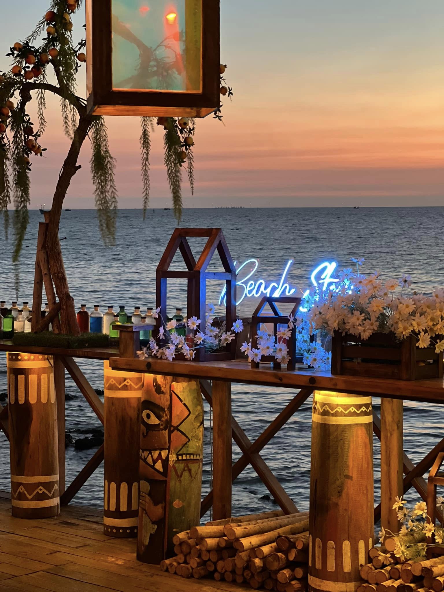 저녁 노을이 보이는 붕따우 카페 사진