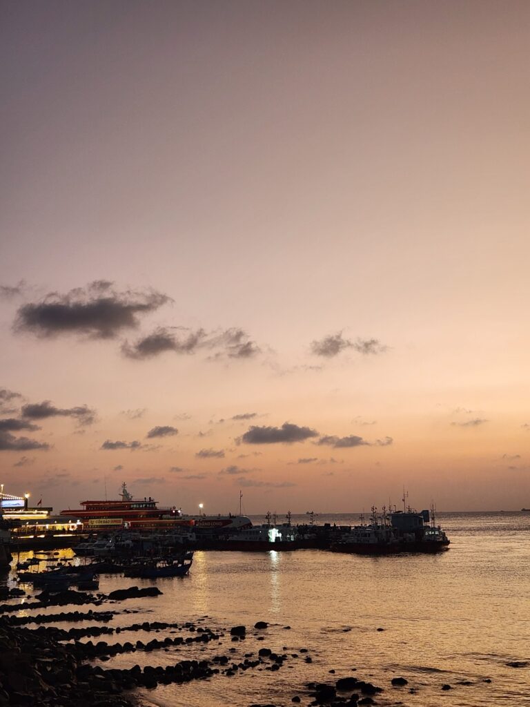 붕따우 프론트비치 저녁 야경 사진