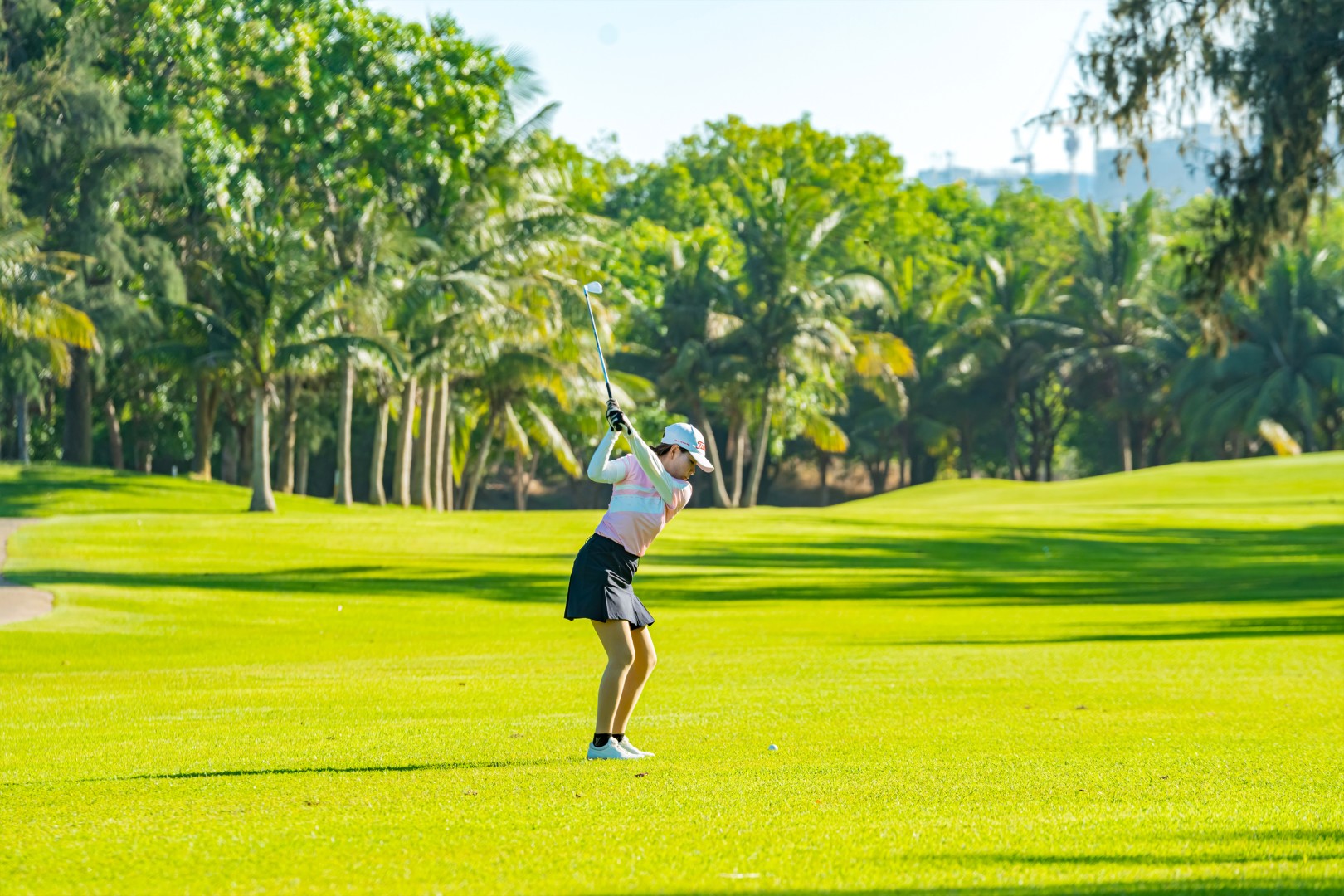 붕따우 파라다이스에서 골프를 치는 여자골퍼 사진