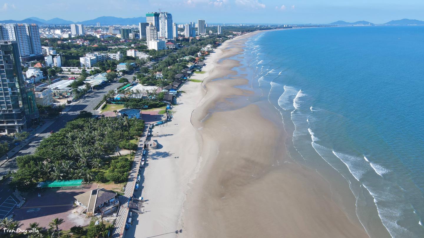 붕따우 비치에 늘어서 있는 호텔 건물 사진