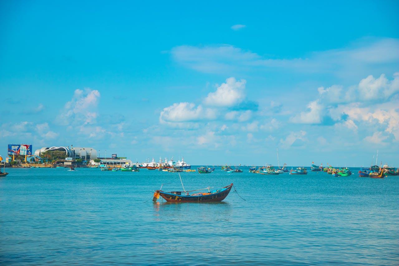 new-vungtau-01 붕따우 해변에 어선들 전경 사진