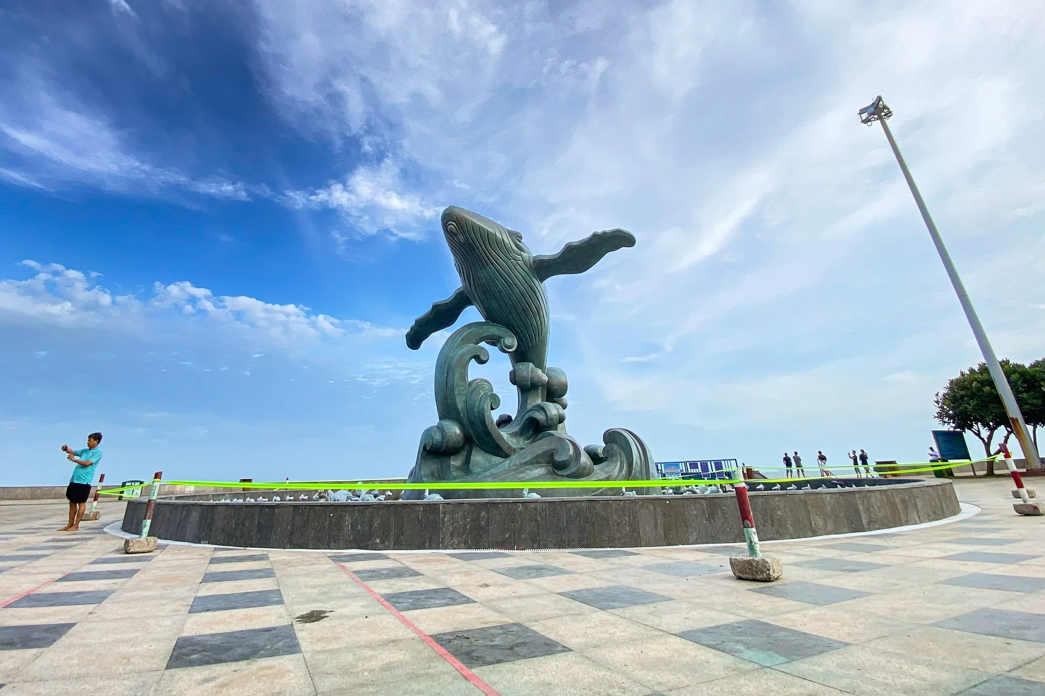 붕따우 투이반 해변공원에 만들어진 고래상