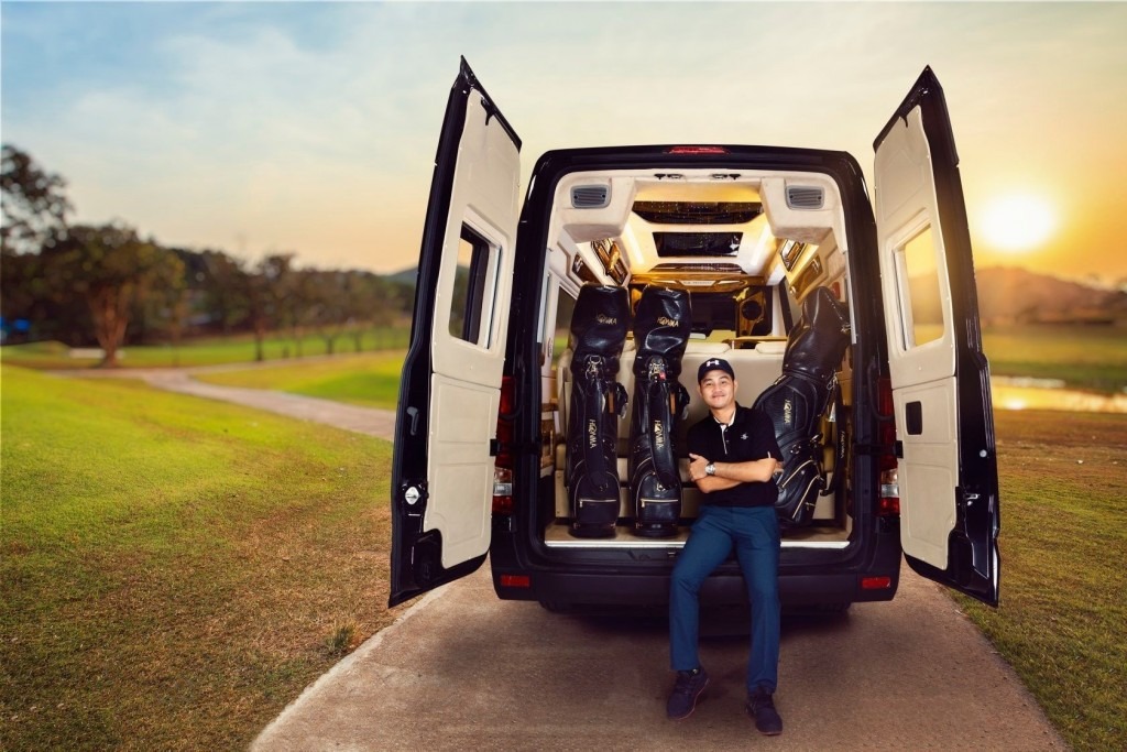 rentcar-vungtau-haivan-06 리무진 차량에 골드백이 있는 모습 사진