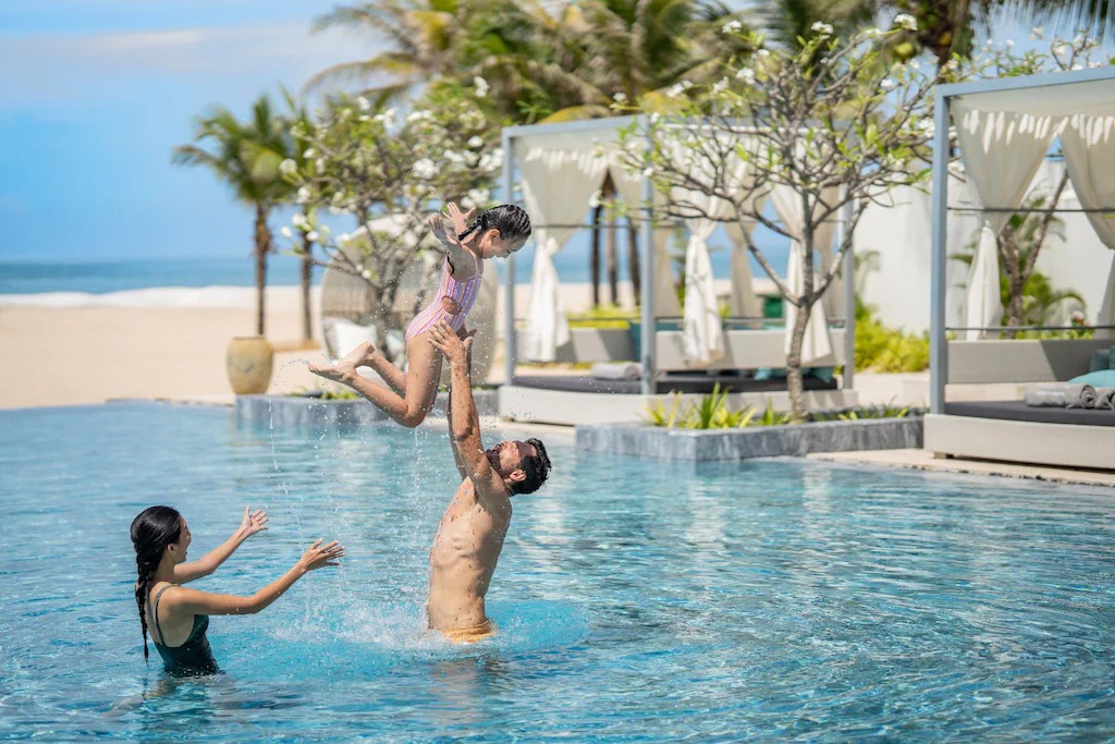 붕따우 리조트에서 가족과 함께 수영장에서 시간을 보내는 사진